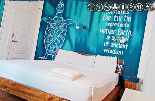 Los Melones Hotel | Tribe Inn & Rooftop Lounge