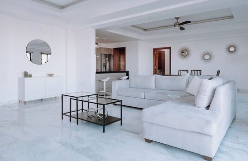 Gascue Apartment | Amplio apartamento con hermosa vista. /Spacious apartment with a beautiful view.