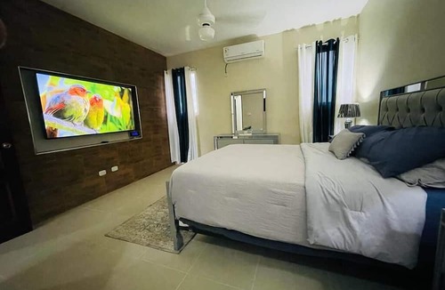 San Francisco de Macoris Condo | Condo 3 Bd Apt, Internet,2 Parqueo,lavadora,ac