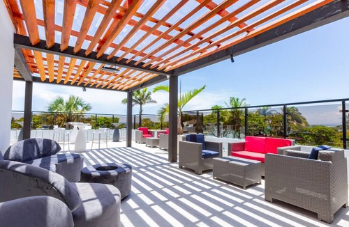 Cofresi Hotel | Skylight Suites Restaurant Bar