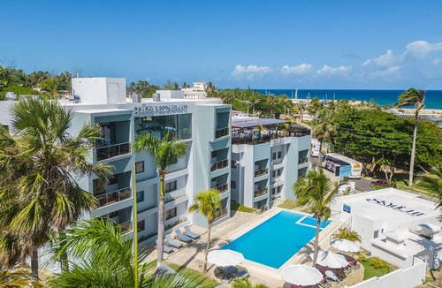 Cofresi Hotel | Skylight Suites Restaurant Bar