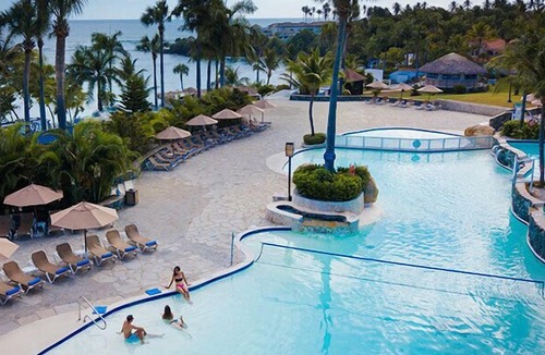 Los Maestros Apartment | SunSplashed Fun In A Tropical Island Beach Resort
