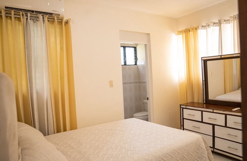 Tenares House | OASIS OF PEACE- Spacious 4 bedroom house w/garden!