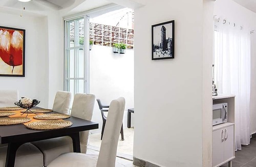 San Anton House | Lovely 3BR House at a Colonial Zone Park