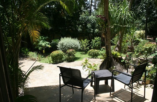 Costambar Apartment | Studio AC In A Tropical Garden, 2 minutes walk to the beach