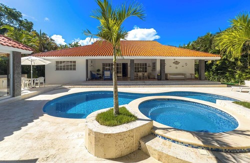 Juan Dolio Villa | Marvelous 5-bedroom villa with AC in Juan Dolio