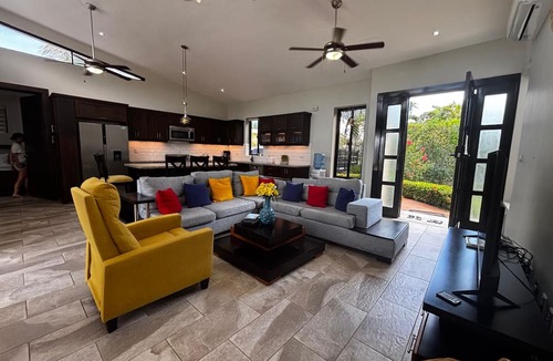 La Mulata Villa | Tropical Escape 3 BR Private Pool/lawn/Fenced