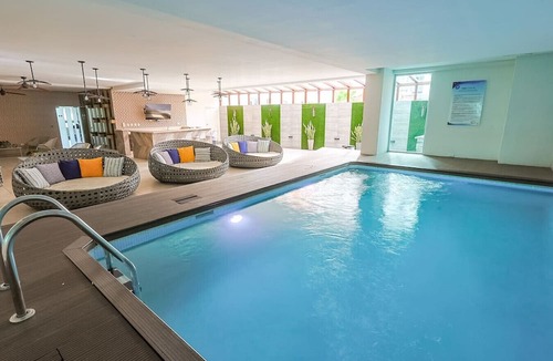 Downtown Santo Domingo Apartment | Elegant City Center 2BD Apt, King Bed, Full AC, Fast Wi-Fi, Pool, Near all