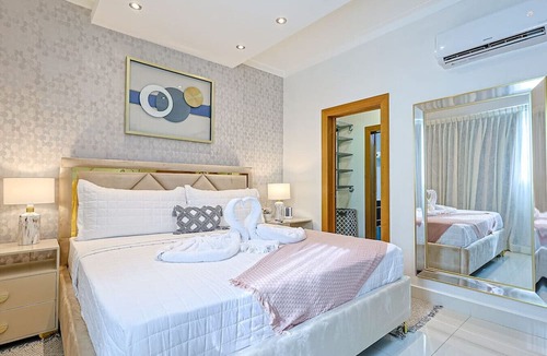Downtown Santo Domingo Apartment | Elegant City Center 2BD Apt, King Bed, Full AC, Fast Wi-Fi, Pool, Near all