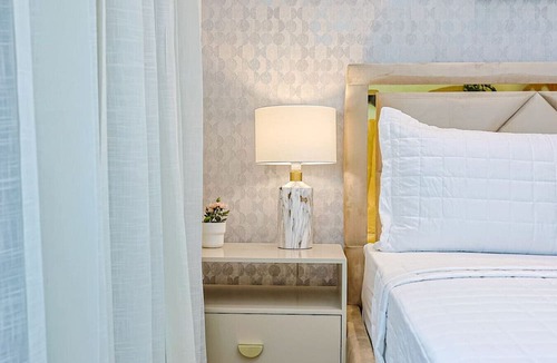 Downtown Santo Domingo Apartment | Elegant City Center 2BD Apt, King Bed, Full AC, Fast Wi-Fi, Pool, Near all