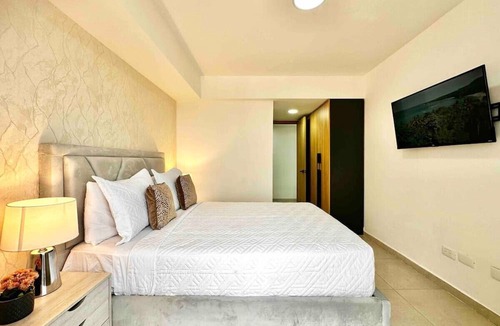 Viejo Arroyo Hondo Apartment | Beautiful City Center Condo, King bed, Pool, Gym and Social Area with Spectacular Views