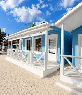 Mano Juan Bed & Breakfast | Blue House Beach Front