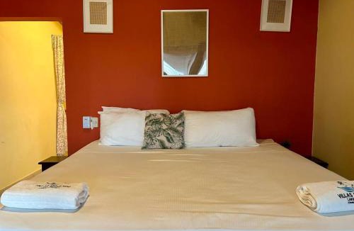 Yaque Arriba House | Villas Del Lago Resort King Room Upper Floor