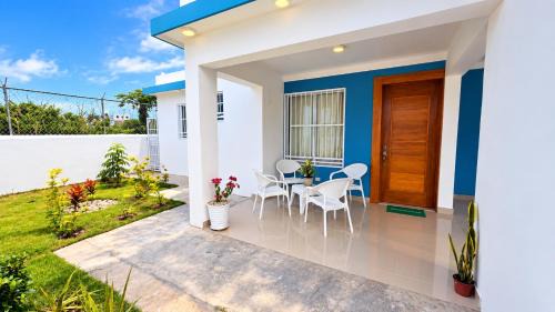 Licey al Medio House | Casa Moderna en Residencial Privado, AC y Parking
