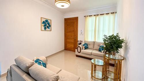Licey al Medio House | Casa Moderna en Residencial Privado, AC y Parking