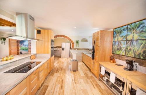 El Batey Villa | Luxury Villa with Pool, Jacuzzi Beach Access