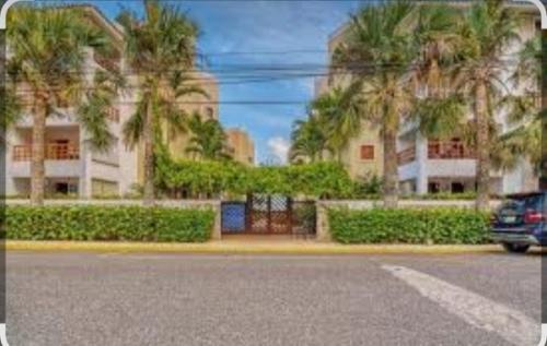 Juan Dolio - El Pueblo Apartment | Ubicación Excepcional Frente Al Mar- Zona De Playa Privada-Piscina- Gazebos-Parqueo-WIFI-Seguridad-Al Lado De Hoteles-Restaurantes-Minimarkets-Bares y Comercios