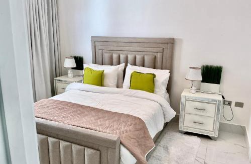 Evaristo Morales Apartment | Luxury Designer Suite, Infinity Pool,City Views