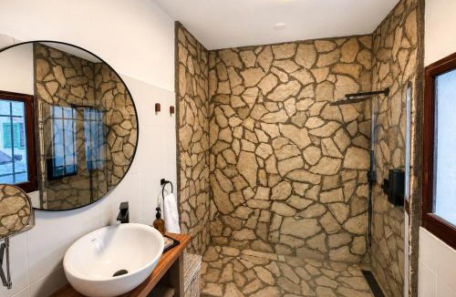 Las Charcas Villa | Casa Manarola Oceanfront Oasis & Pizza Cabin