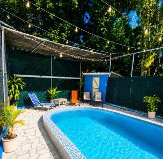 Urbanizacion Raul Ruiz House | Springhouse Tu Escapada Perfecta en Jarabacoa con 3 aires acondicionado capacidad para 10 personas ideal para familias y amigos 4 habitaciones piscinas privada