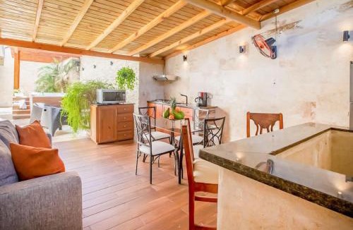 El Batey Hostel | Room in the center with Outdoor Jacuzzi