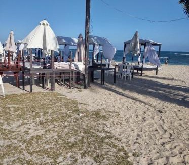 Villas Del Mar Apartment | Playa-Piscina-Jacuzzi-Gazebos-Area De BBQ-Ducha De Exterior-Baños- Wifi-Parqueo-Seguridad y Control de Acceso las 24 Horas - Opción A UPGRADE De Apartmento En Primera Linea De Playa Con Hermosas Áreas Sociales Frente Al Mar