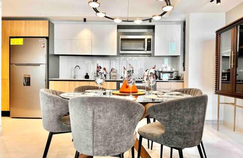 Viejo Arroyo Hondo Apartment | Stylish Upscale Condo, Pool