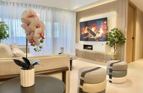 Viejo Arroyo Hondo Apartment | Stylish Upscale Condo, Pool