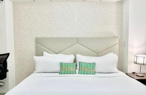 Viejo Arroyo Hondo Apartment | Modern Apartment in Arroyo Hondo with Pool Gym and Balcony