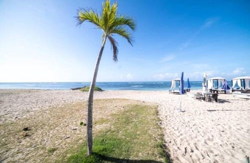 Villas Del Mar Apartment | Playa Juan Dolio, RD - Acceso Privado A La Playa Justo Detrás, Piscina, Jacuzzi, Gazebos, Zona De BBQ, Ducha De Exterior, Baños, Parqueo, Wifi, Netflix, Seguridad Y Control De Acceso Las 24 Horas