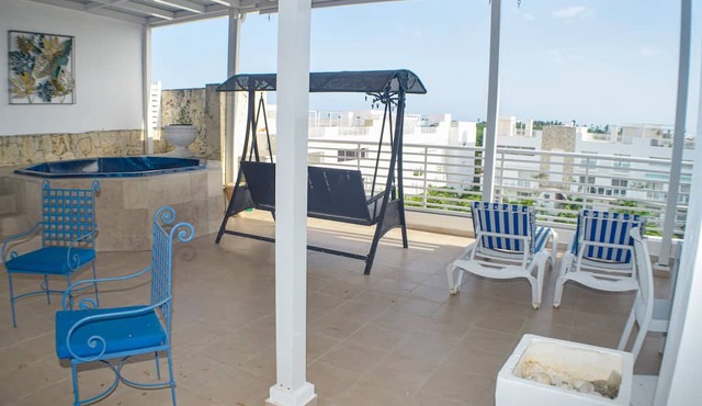 Stylish 3-Bedroom Escape with AC and WiFi in Welcoming La Caña in La Caña