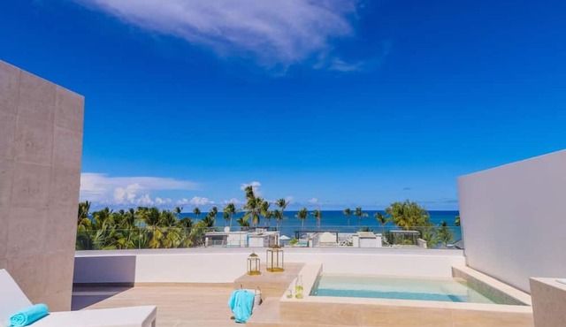 Elegant and Spacious Penthouse With Ocean View