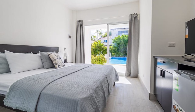 Beachfront 8BR Villa with Pool & Maid