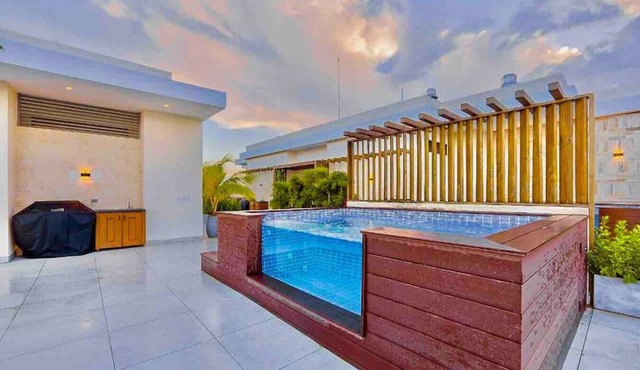 Luxury Upscale City Center Condo, Rooftop Terrace, Jacuzzi, Stunning City Views