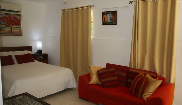 Studio AC In A Tropical Garden, 2 minutes walk to the beach