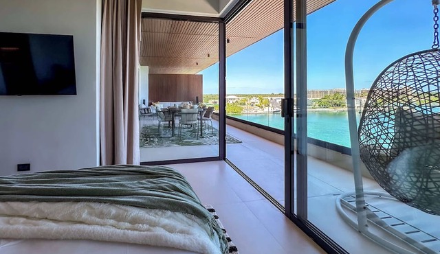 Fantastic new Penthouse w/private rooftop and BBQ