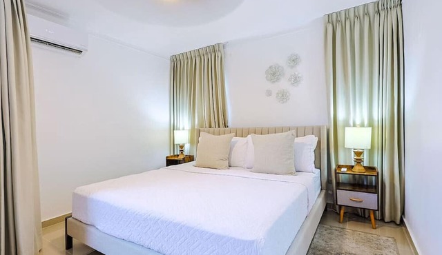 Elegant Sea View 3BD Apt, King Bed, Full AC, Pool.