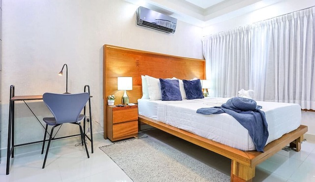 Beautiful well appointed City Center 2BD Condo, Full AC, Fast Wi-Fi, Near all.