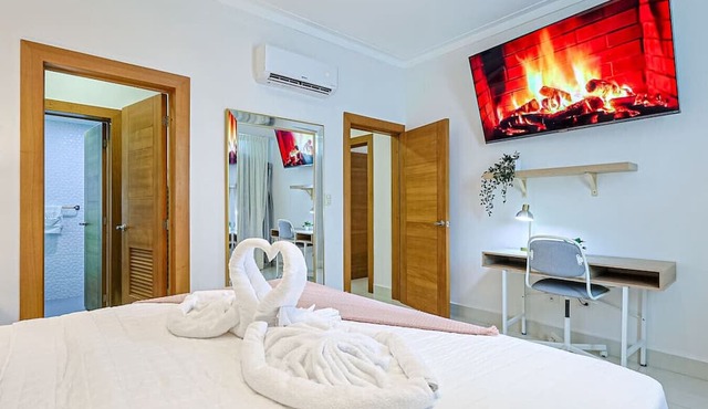 Elegant City Center 2BD Apt, King Bed, Full AC, Fast Wi-Fi, Pool, Near all