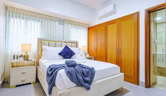 Luxury Centric Apt with Pool, Full AC, Fast Wi-Fi, Stunning City Views