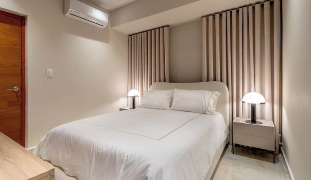 Luxury Downtown Stay ~ 11th FL ~ Jacuzzi, Gym, City Views @Naco