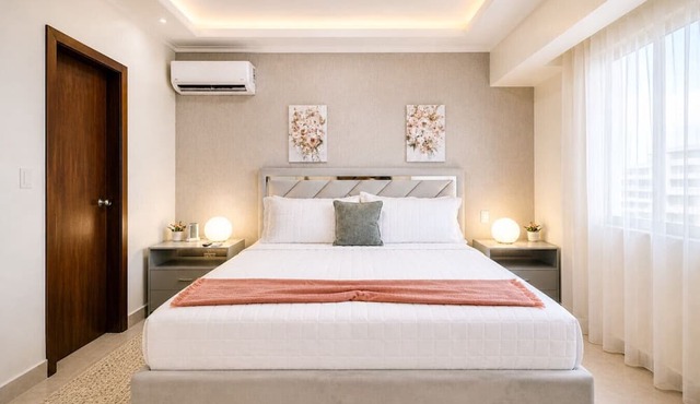 Beautiful City Center 1BR Condo, Full AC, Fast Wi-Fi, King Bed, Pool.