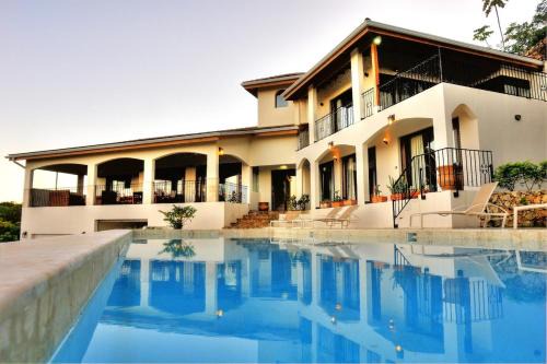 Casa Toscana Villa en la naturaleza con vista increible in El Limón