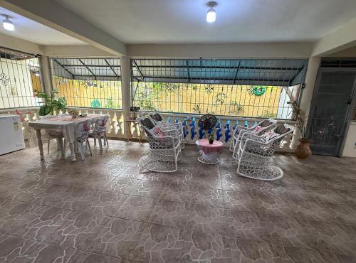 1 Habitacion con 2 camas dobles, en vivienda compartida en Azua