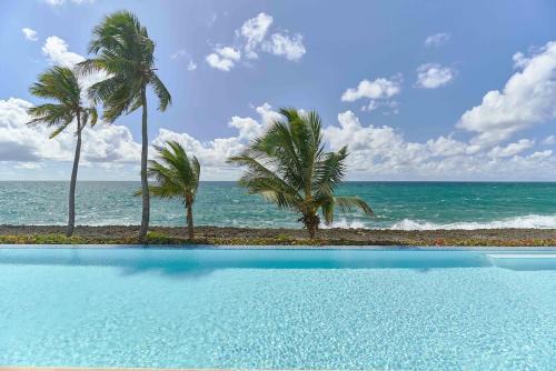 Oceanfront Apartment, Pool, Near the Beach, Large Balcony
