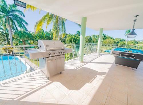 COZY 7BR Villa BIG POOL Close to beach