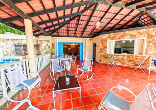 Beachfront Serenity Villa with Pool, AC, 1 min from the the beach, Jacuzzi, Wifi in Sabana Grande de Palenque