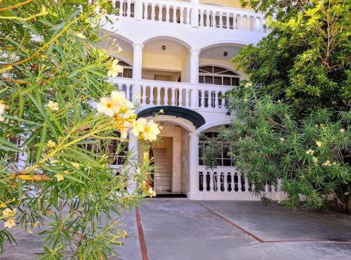Costambar Ocean Breeze - Beachfront Apartment with Pool